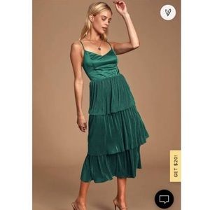 Lulu’s emerald green pleated satin tiered midi dress
